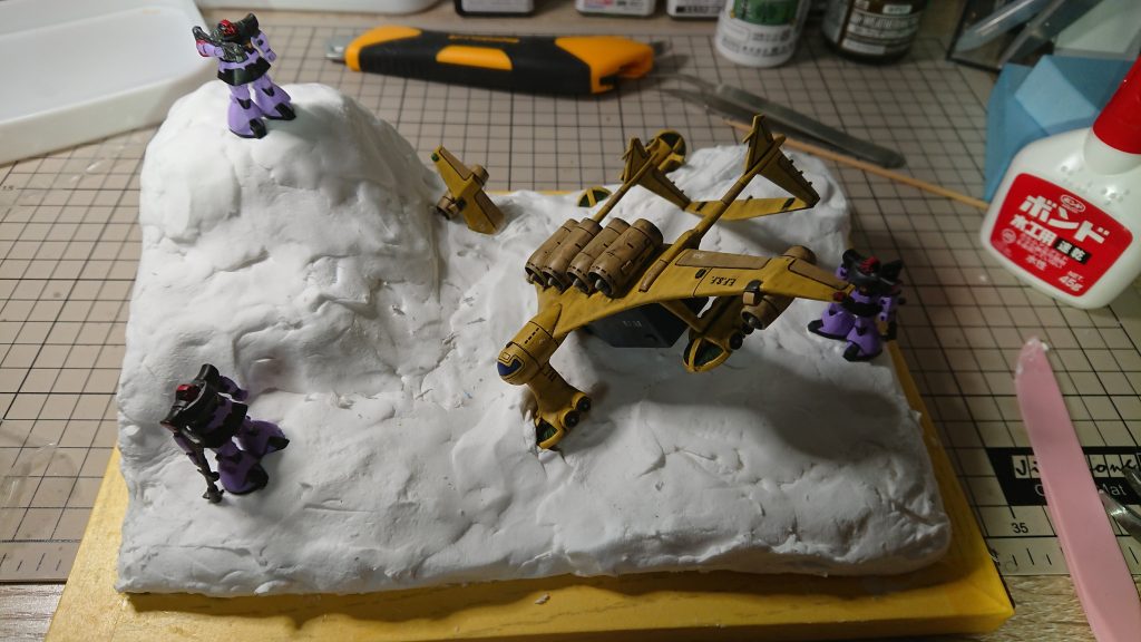 フォトフレームにスタイロフォーム、紙粘土を盛り、配置を考えます。