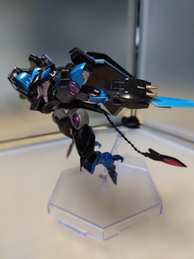 前方ダッシュのポーズてすバックパックにあったパーツは、ケーブルで繋げて触手っぽくしました。