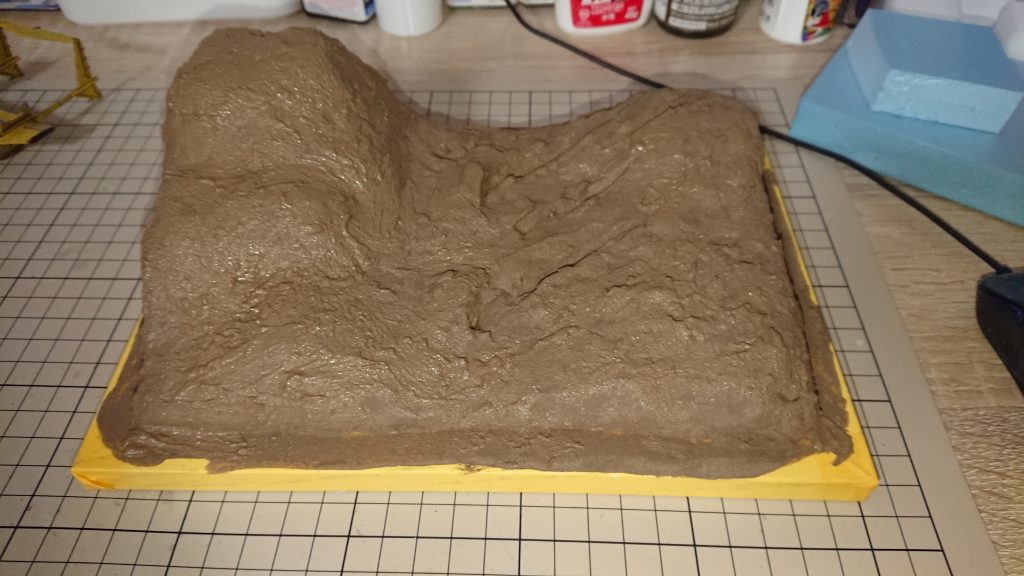 紙粘土に下地を塗装します。