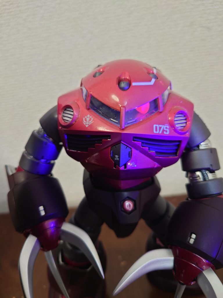 目が蛍光塗料で光るようにしました。