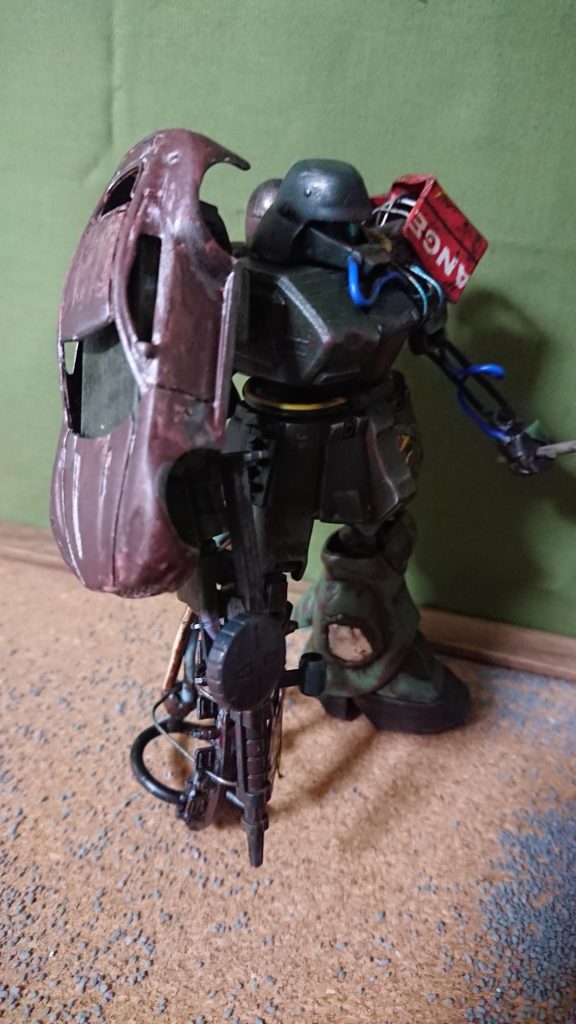 車のフレームをそのまま使ったシールド、雑な溶接跡