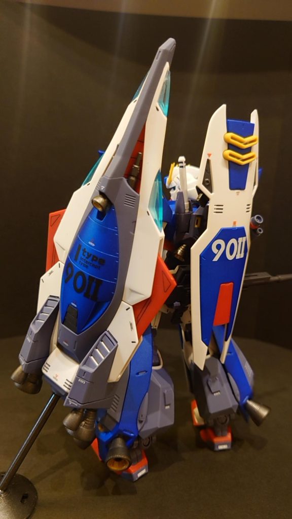 せっかくだから通常のシールドと銃も装備してます。