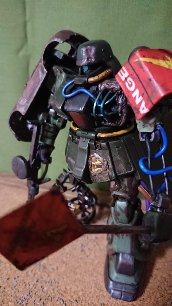 剥き出しの配線やフレーム、看板を再利用した装甲と武器、ハンドメイドの動力パイプ