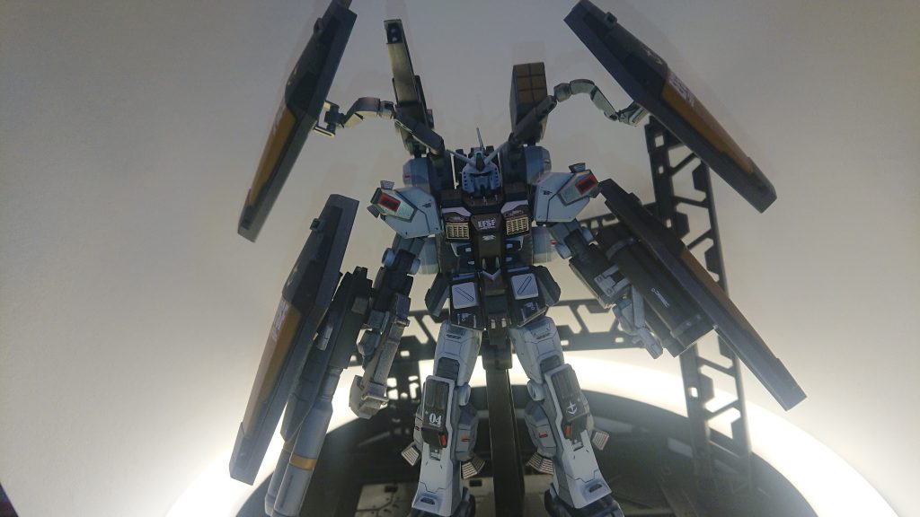 ジョイントを足してアームが稼働するように改造しています。