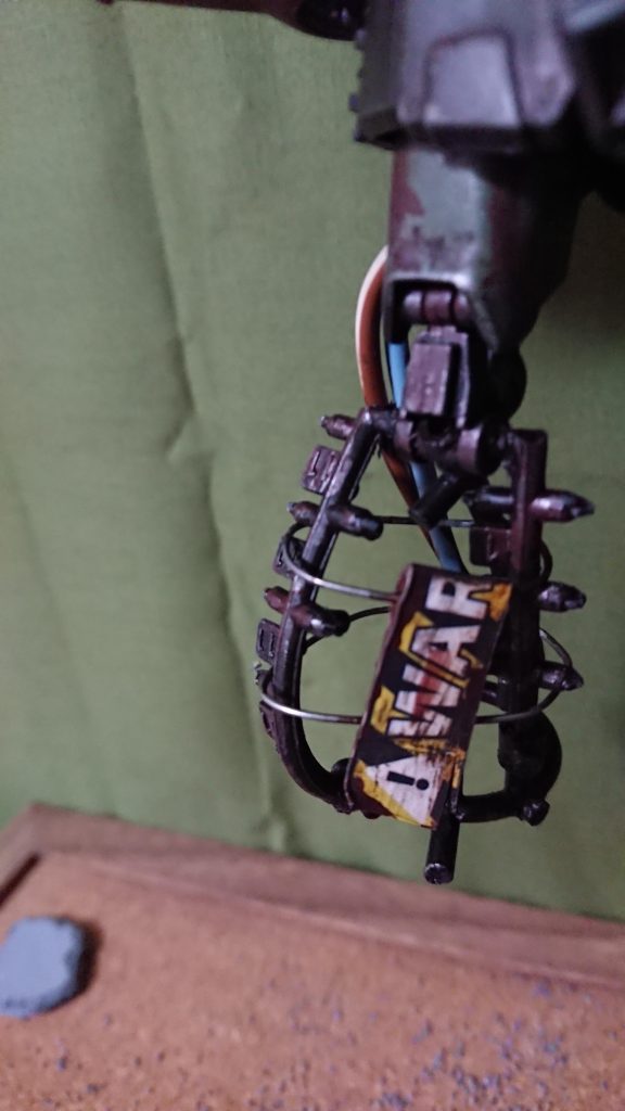 皆さんにはお馴染みのアレを再利用した脚部「WARNING」の看板が「WAR」に見えるのがおしゃれポイントです