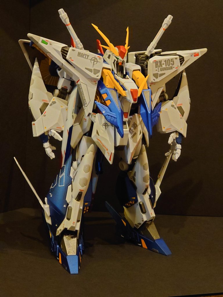 肩先端のモールドは航行灯にしてくれと言わんばかりの色分けがされてたので、お望み通りに赤と緑のラピーテープを貼り付けました。