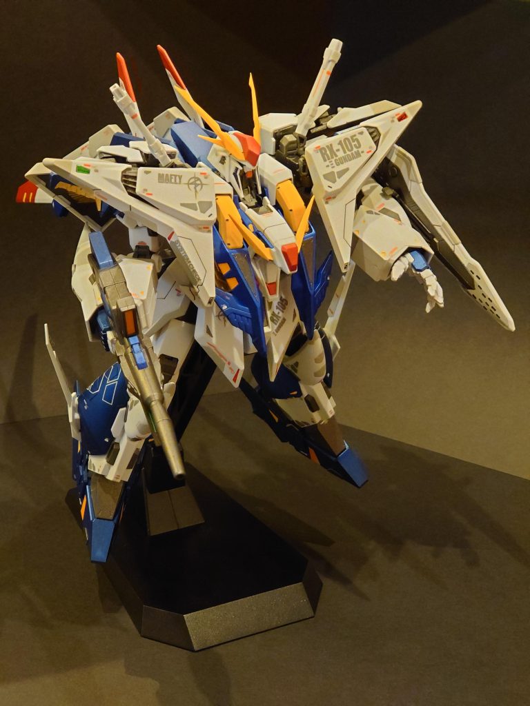 モビルスーツフォームで台座はペーネロペーのものです。ペーネロペーをずっと飾ってたら支柱が重さでひん曲がってたので、まっすぐに直してプラバンで補強しました。クスィーなら大丈夫かな?