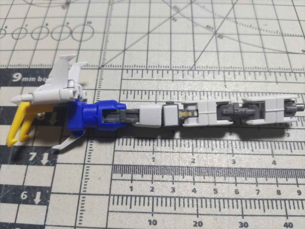 ドラゴンハングの関節部が肉抜きでスカスカな感じがしたので、パテ埋めとプラ板で塞ぎました。