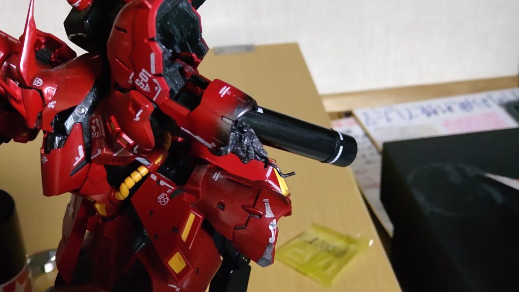 νガンダムにサザビーの左腕を斬り落とされた跡です。紙粘土とワイヤーで作りました。