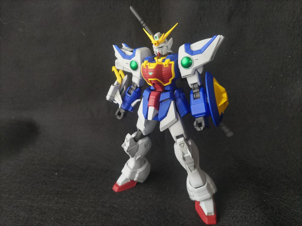 水性ホビーカラーで塗装。たまたま白の塗料が売り切れてたので、水星の魔女カラーのエアリアルホワイトを使ってみました。今回はつや消しにしてしまいましたが、半艶のまま使ってもいい感じの色でした。