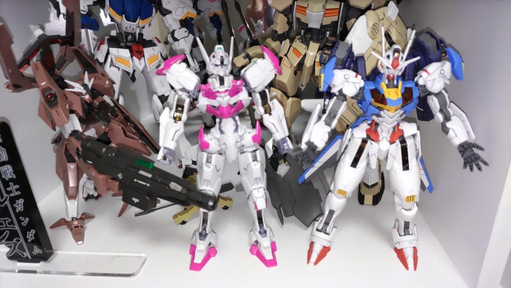 ルブリスさんの塗装と組み立て終わって、エアリアルさんとパシャリ。ルブリスさんはデカールまで貼ったので近々アップ予定ですが、天気予報見ると明日しかトップコートするチャンスないかなぁ。