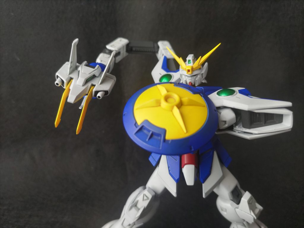 延長パーツがあるのでこんな動きも。龍の牙とシールドの飾り部分は削りこんで尖らせてあります。