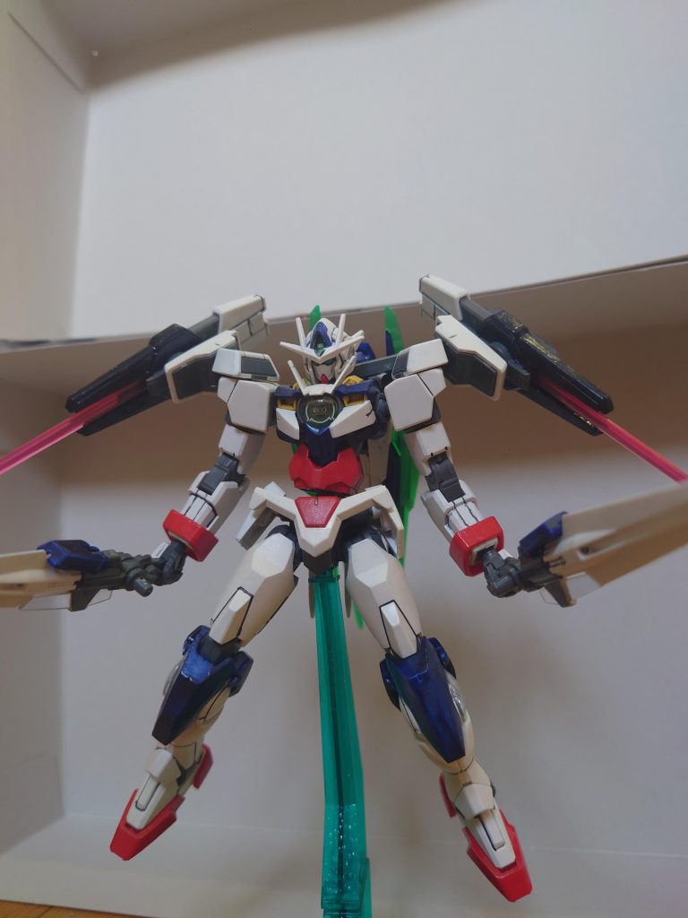 両肩バインダーのビームサーベルとGNソードⅡ両肩のバインダー少し削って可動範囲を少し広げました