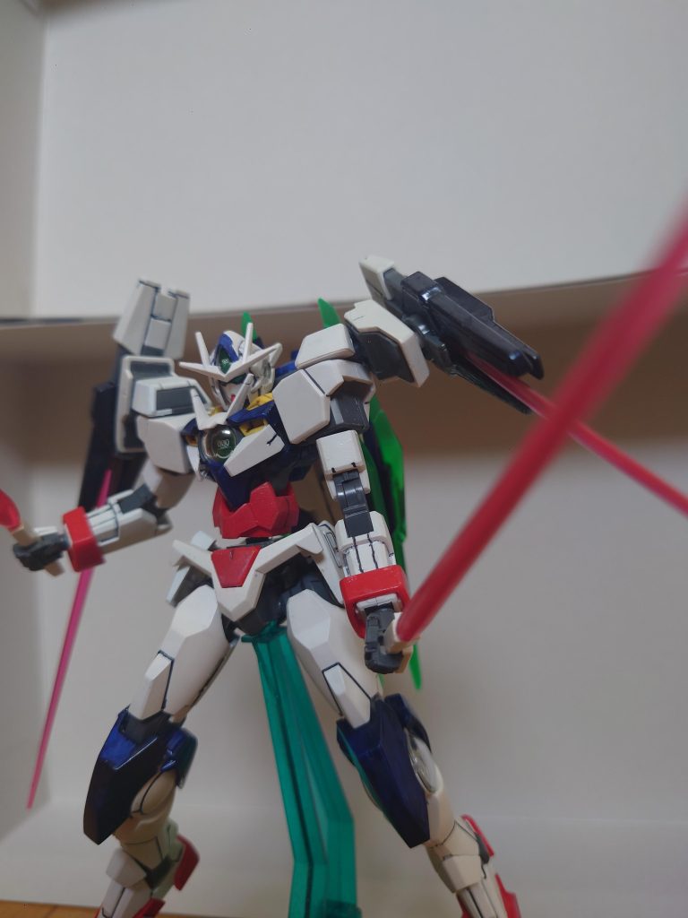 両肩バインダー+ビームサーベルの計4本のビーム武装