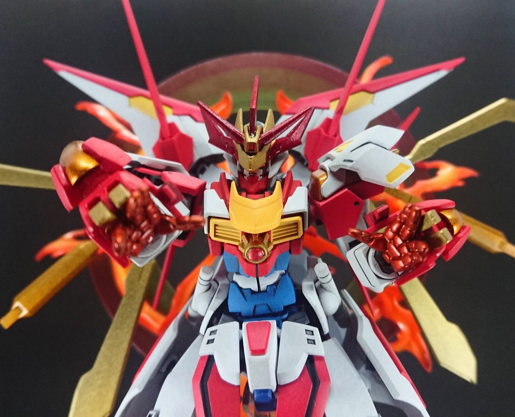 両手でエネルギーを一点に集中させ撃ち出す炎版石破天驚拳のような技が最大の必殺技です。メイン写真のような形で撃ち出すイメージ。実はこの写真の後スタンドから落ちてしまい本体が一部破損、支援機の棘も一本ぽっきりいってしまいました。まだ拳やフィンガーや剣を構えた写真を撮りたかったのですが、すぐには無理だと断念し修復を行いました。今では修復は完了し下手な動かし方をしなければ大丈夫です……多分。