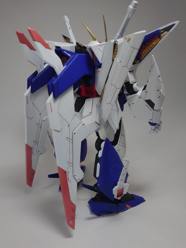 肩アーマーとリアスカートにプラ板追加、スタビライザーにスジボリを追加しました。後は各部シャープ化を行っています。(写真が暗い💦)