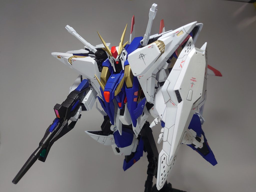 塗装は小説版寄りのカラーリングにしてみました。今回もアクリジョンとガンダムマーカーを使用。フレーム:黒鉄色、青:インディーブルー、金:ガンダムゴールド、赤:ガンダムレッド、ミノフスキークラフト部はイエローゴールドで塗り分け、メタリックレッドをアクセントで使いました。