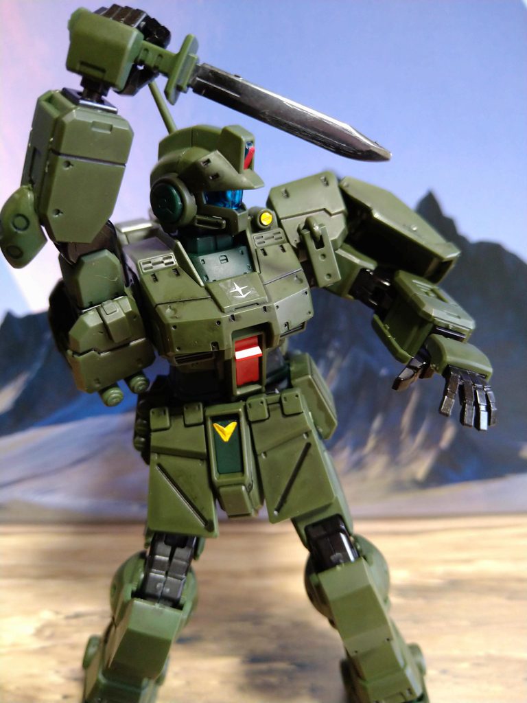 サバイバルナイフの刃を見て下さい。メッキみたいに見えますがメッキではありません。何をしたかは企業秘密です。（笑）