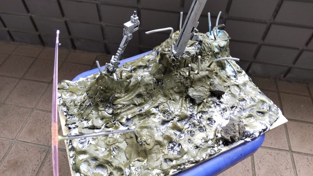 戦闘シーンを何回か観ながら作りました。紙粘土とワイヤーです。