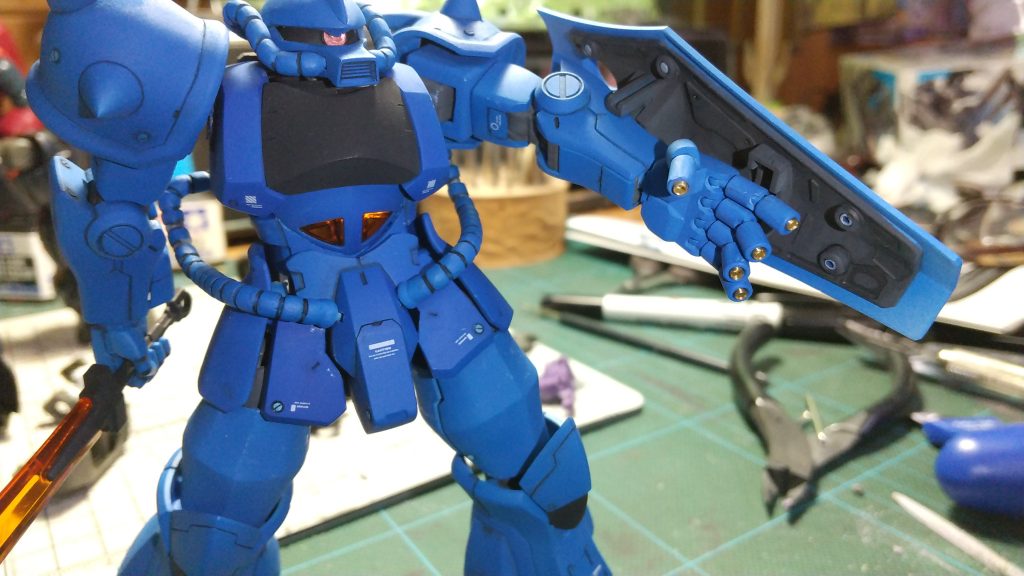 マシンガンハンドは指関節で切り離し、プラ棒加工のボールジョイントで接続。独立可動します。シールドにはネオジム磁石を入れて腕に固定しています。