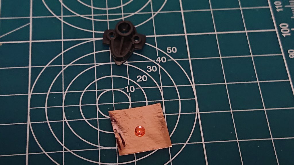 モノアイはHアイズの裏に百均のホロシールを裏打ちしてます!