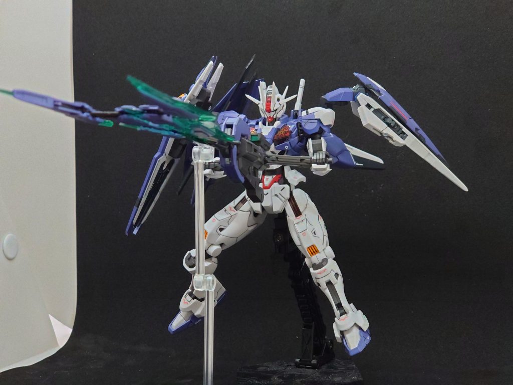 GNバスターライフルモード。大技ですが、エスカッシャンで防御を担当しながら撃てば隙はないのかな、と考えながら。