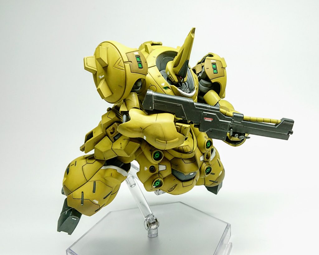 元々は、イラストのグシオンを見て、ジ・Oの頭を乗せるだけでそれなりにジ・Oに見える物が作れるのではないか?お手軽にサクッと一品、完成するのではないか?wと、積みのグシオンとジ・Oの頭だけを購入して実際にやってみたのですが、想像と違ってなんだか気に入らず…出来るだけブルワーズの機体のグシオンとマンロディのパーツのみを使う事を心がけて、自分好みの姿になるまでちょいと手を加えてようやく完成となりました。(;^ω^)