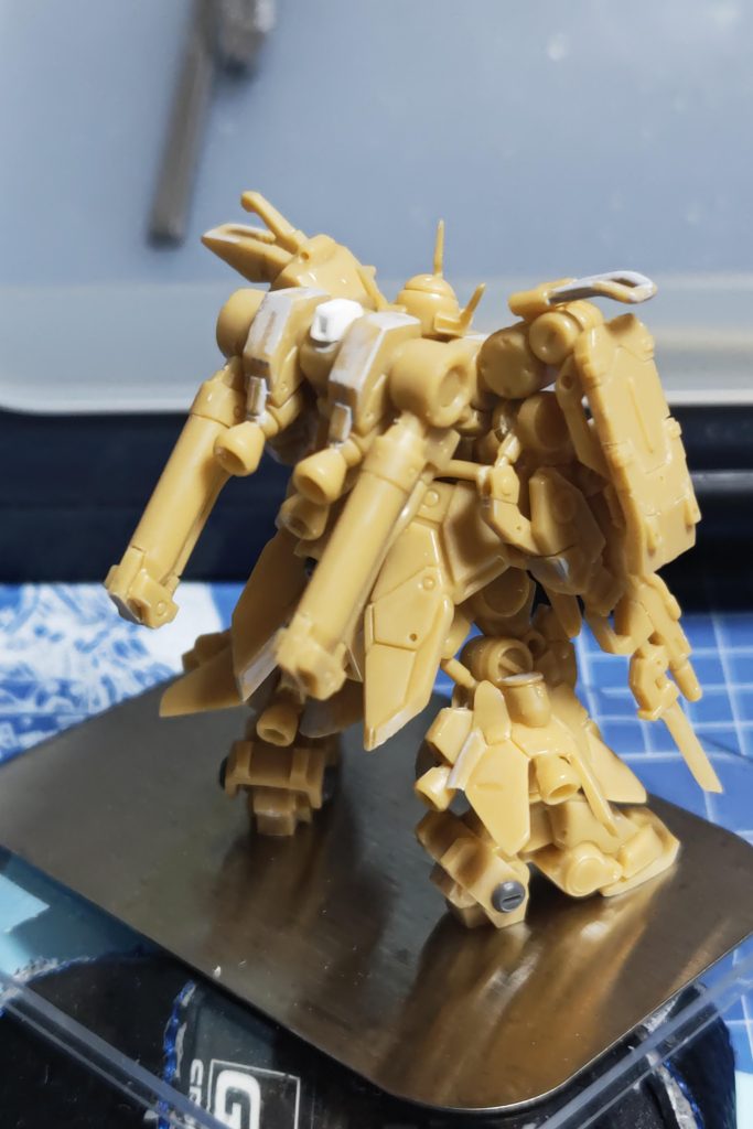 バックパック中央のセンサー部分は会わせ目ががっつり来るのでプラ板で作り直してますね。