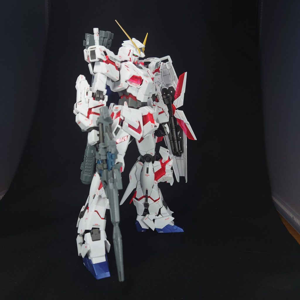 前回のＨｉ-νガンダムからガンプラの撮影を始めましたが、難しいですね(泣)私は、ポージングセンスは全く無くて、素立ちが一番好きなので、ショーケース内は、素立ちです。