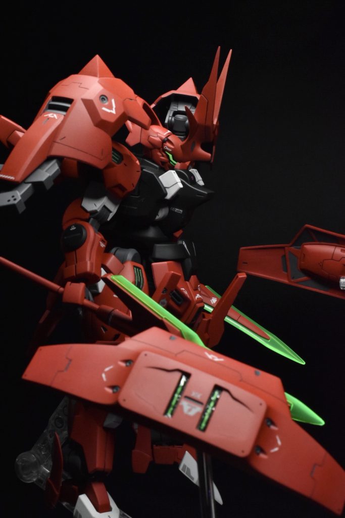 主な改修・変更点は、アンテナやディランザシールドの突起部分のシャープ化各パーツの肉抜き穴埋め足裏とリアスカート裏側は穴埋め後、ディテールを追加合わせ目消し、段落ちモールド化脚部を2mm延長腕部二の腕部分を1mmボリュームアップアイ部分とビームエフェクトパーツ、シェルユニットはUVライトで発光アイ部分とライフルのスコープ、センサー部分をUVジェルでコーディングスジボリや丸モールドでディテール追加その他、細かな色分けなどをしています。