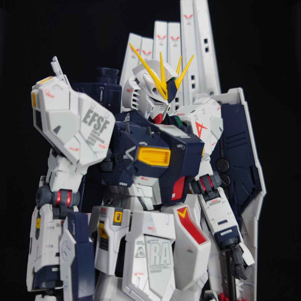 肘の赤のワンポイントは、ピラーテープで…結構この手法は、他のガンプラにも使ってます。