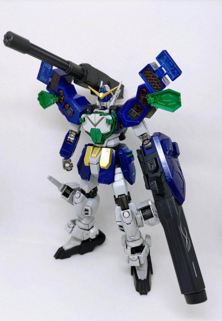 武装は胸部ガトリング砲をオミットし、肩へのミサイルポットを追加しました。接近使用と両足にビームサーベルを追加しています。