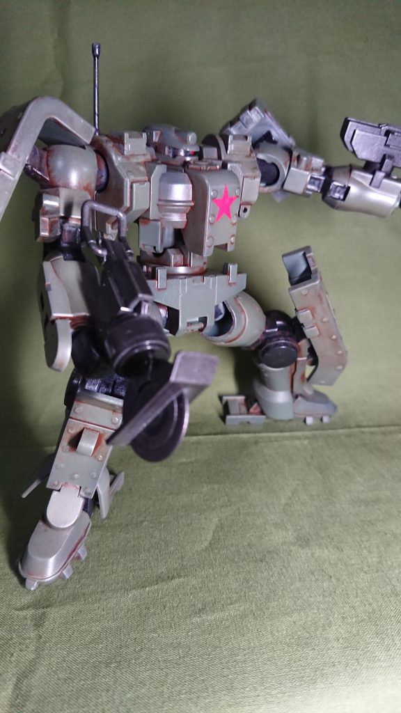 右手の武器はデミトレーナーウェポンセットから拝借した、エンジンカッターのような武器です。結構似合ってると個人的には思います。