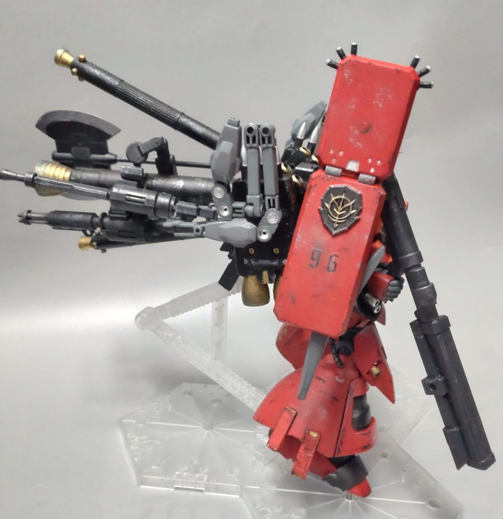 側面から。ズサの余りシールドにジオンエンブレムを貼りました。バズーカはドライセンのモノと、ザウォートヘヴィのキャノンを組み合わせています。