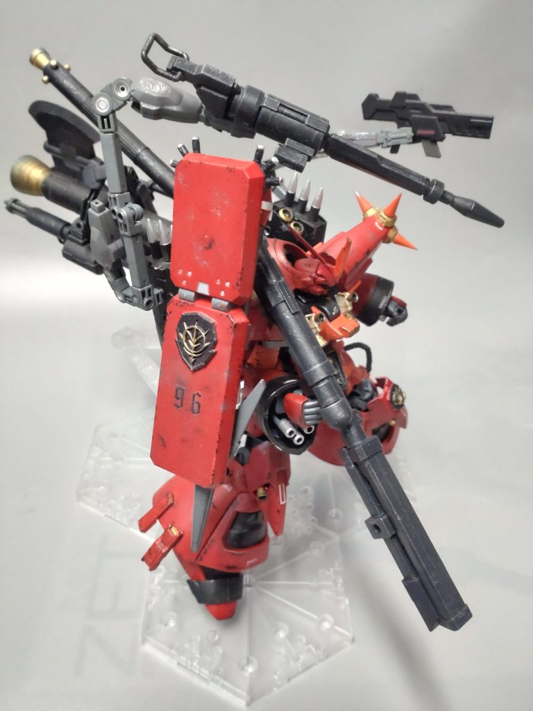 サブアーム展開、武器の供給と直接攻撃に使えます。今更ですが、本体のボリュームがデカいのでいつもの撮影ブースが使えず、簡易で準備しましたが土台側が透けてました。