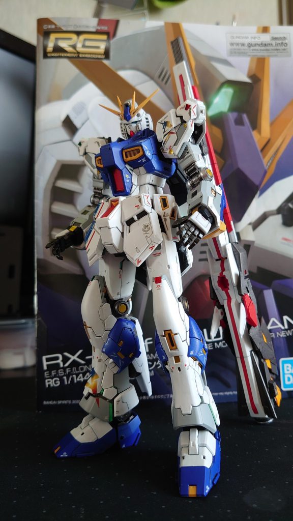 最後は表紙写真と同じですが、完成写真。付属のリアリスティックデカールとνガンダム用ガンダムデカールを併用。リアリスティックデカールのキラキラ感とつや消しトップコートでメリハリも付けてみました。いつも通り、気の向くまま、ボチボチ製作していこうと思います(´ω｀)