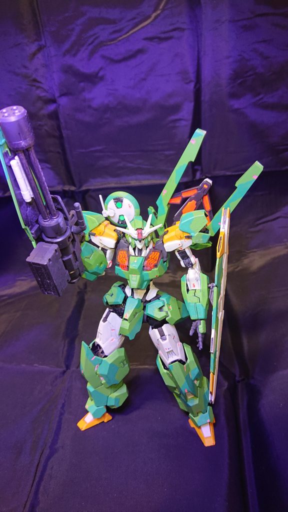 蛍光レッドと蛍光グリーンのところがブラックライトで発光するの楽しい