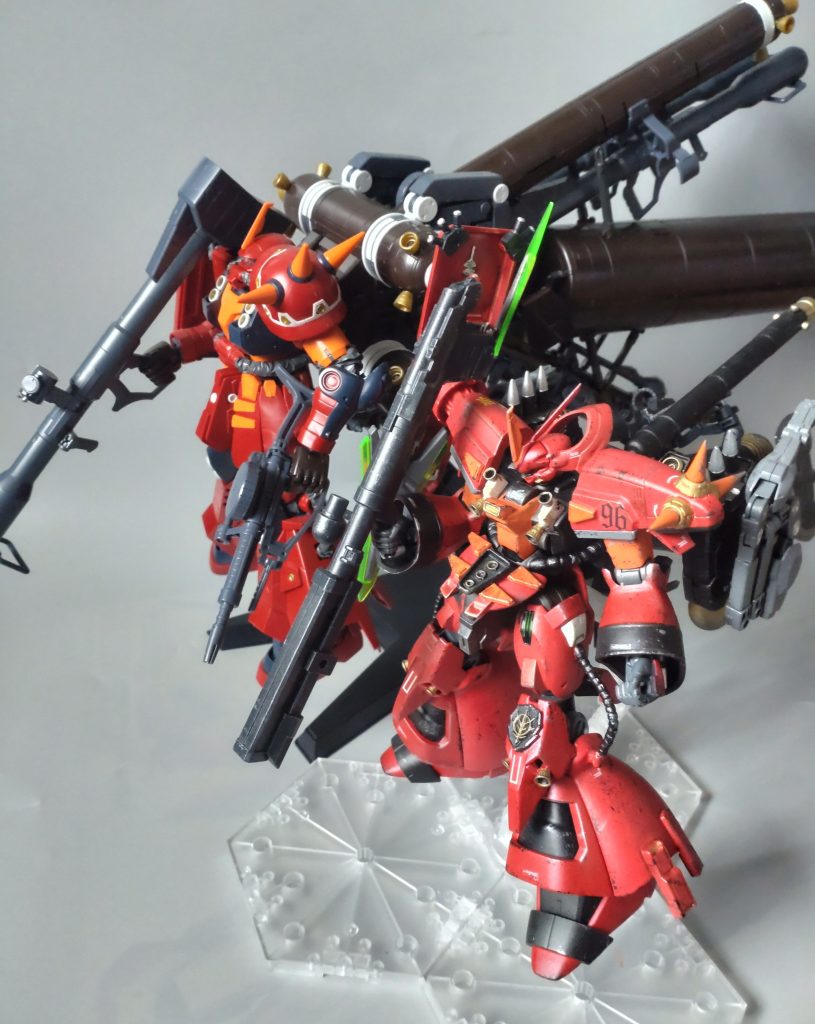 元ネタのサイコ・ザクと。サイコ・ザクがMGなので、今作が大型機体であることがわかります。ご閲覧、ありがとうございました。