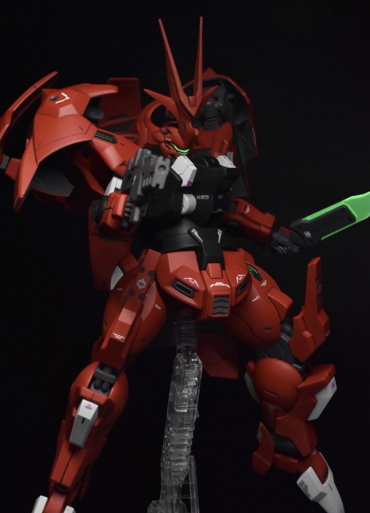 ビームライフルを構えるHG 1/144 ダリルバルデ(改修型)です!腰部のスラスター部分をフレームカラーに色分け塗装をしています。