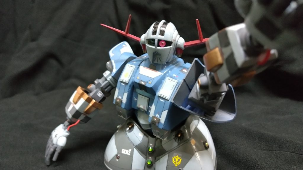 今回、下半身の幅を延長してRG風にしてディテールを追加、上半身もパテで若干盛ってみました。腰も可動式に改造しましたが前後には少ししか可動出来ずRGの例のポーズは出来ませんでした。😭