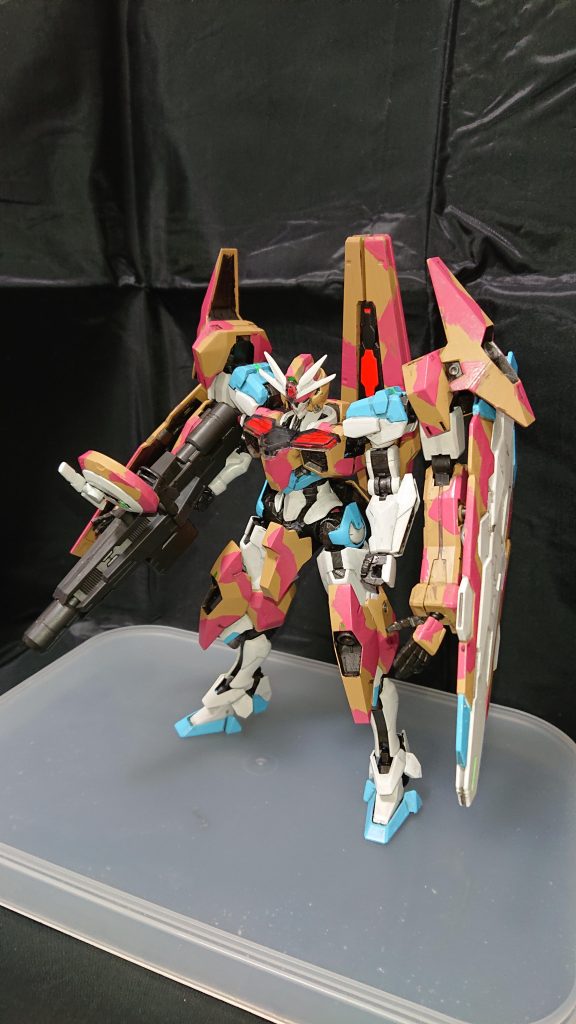 外側肩付け根には、ルブリスのバックパックのボールジョイント受けを移植。今のところは可動も脱着もでき保持力もある。