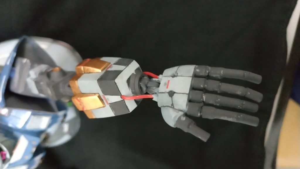 手は手首にリードを埋め、指はタミヤの曲がるプラ棒を軸にして作ってみました。