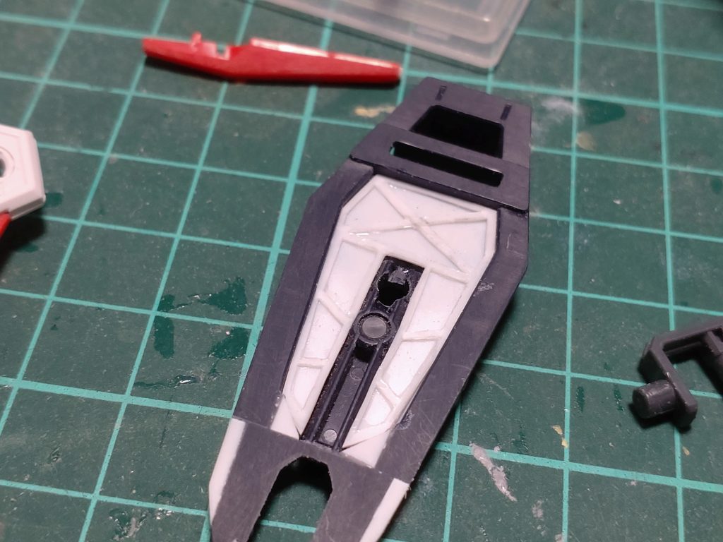 裏側の隙間もそれっぽいトラストフレーム作って埋めました