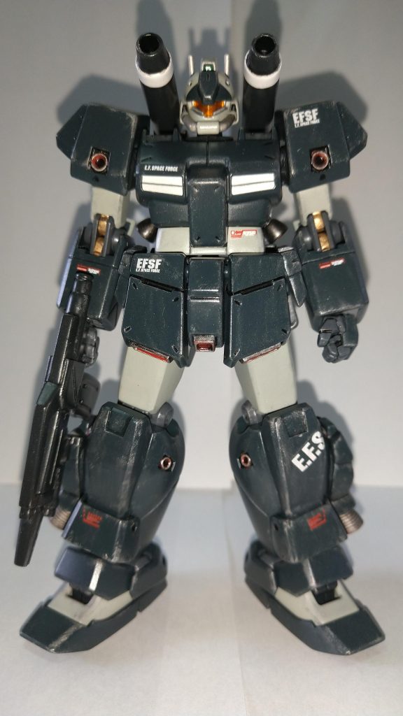 軽くウェザリングしてます？ドライブラシ？フロントスカート、股間部にスラスター配置、サイドスカートはジャンクです。