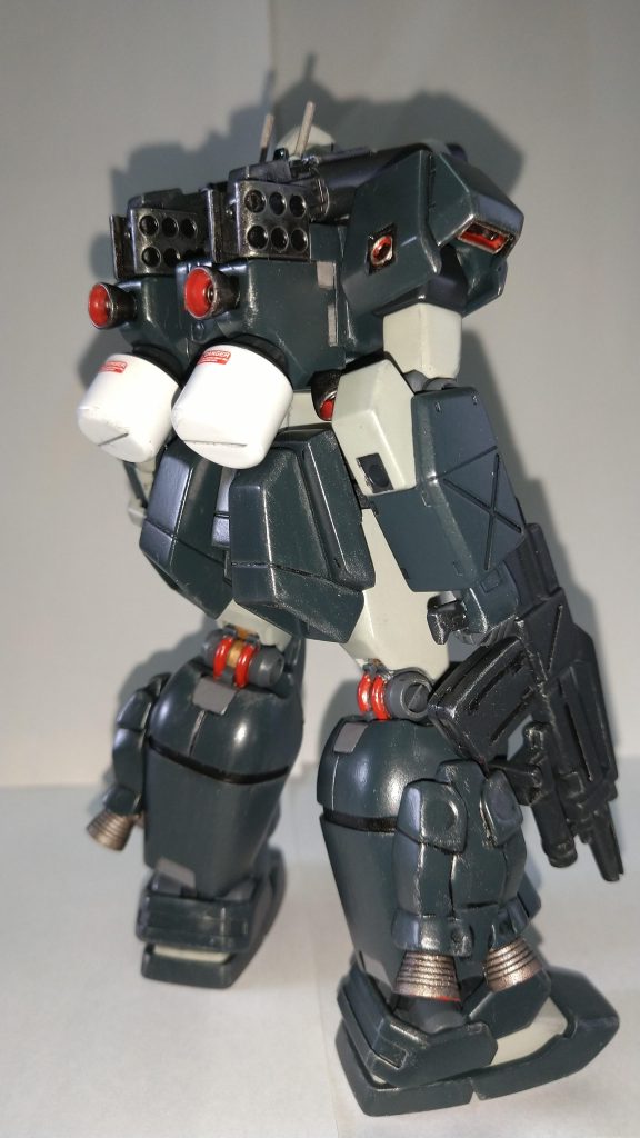 リアスカートはスラスター追加しました。 脛横は友人Hから貰ったGFFのパーフェクトGから、ライフルのマガジンはジャンクからです。肩にもスラスター配置。頭部アンテナは折れてしまいなんかの金属使いました。