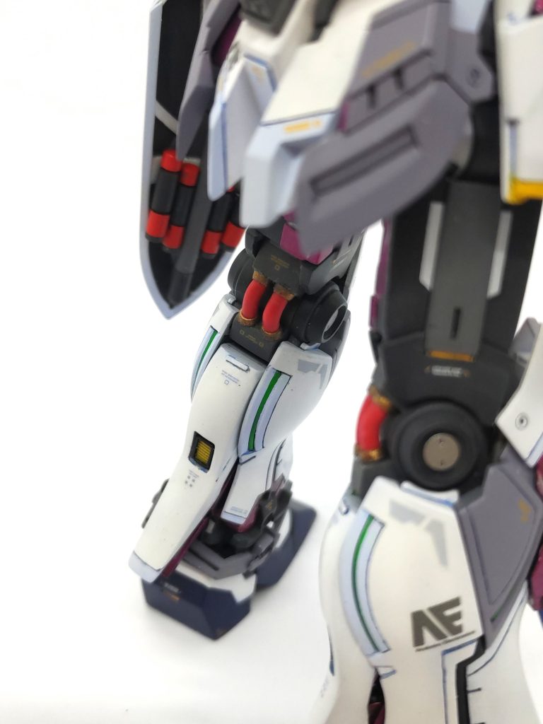 膝裏のパイプ部(?)はリード線に置き換えてあります😵各パーツクドくならないようにモールド追加しました。😅