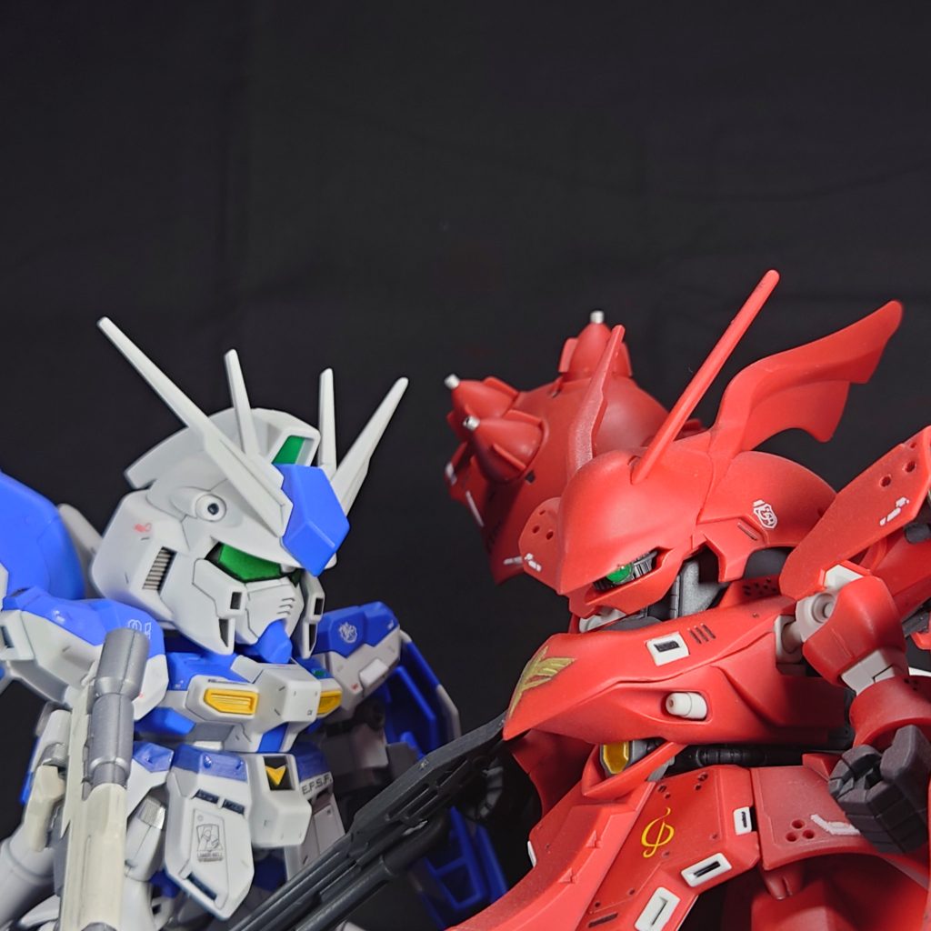 シリーズは、違いますが、Ｈｉ-νガンダムとツーショット、ＳＤとして並べても遜色なく、カッコ良いですね(汗)