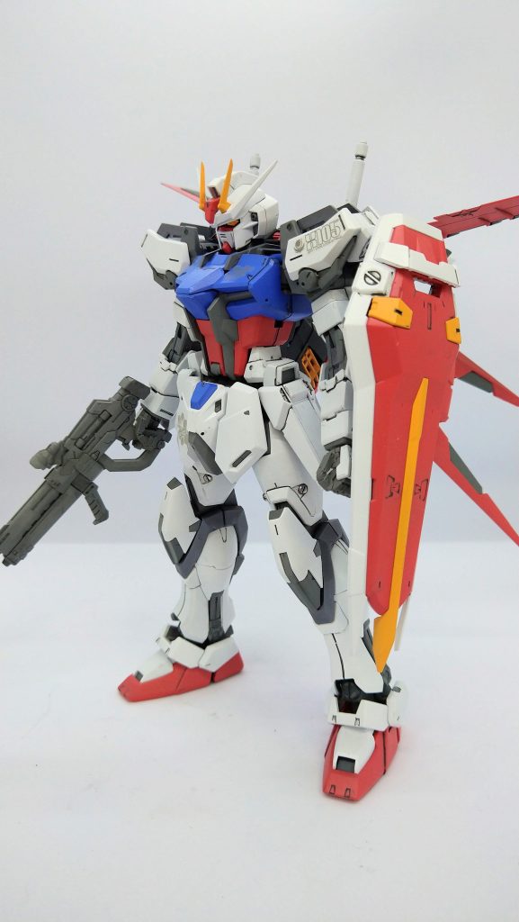 あんまりSEEDはグッと来なかった自分が唯一に近いくらい好きなのが、このエールガンダム(あと、ラクスの艦長コスチューム)。前に旧エールストライク作った時に、あまりに出来がショボくて途中で作るのを放棄した記憶がありますが、このリマスター版は出来がすごく良く、旧版はなんだったの?と思います。