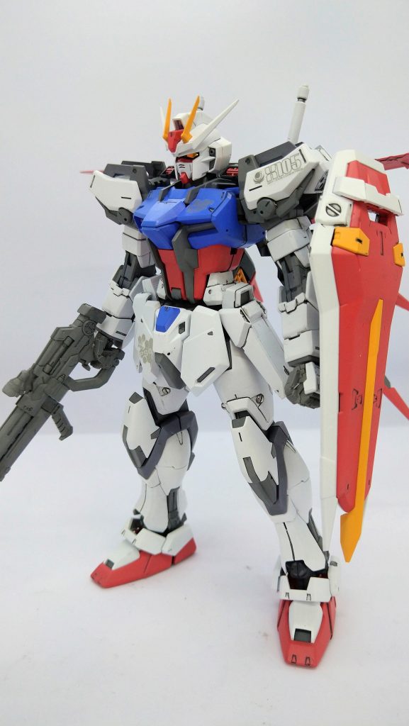 デカールが下地の色に負け気味なのが惜しい所。塗装は毎度のガンダムトリコロール。フレームは磨いたら光沢のでるメタルカラーで塗り分けていますが、パッと見わからんレベルですね。