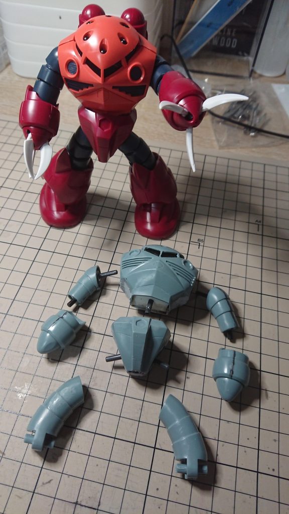 旧キットのズゴックは稼働がイマイチだったので、色々と手術を施してます。